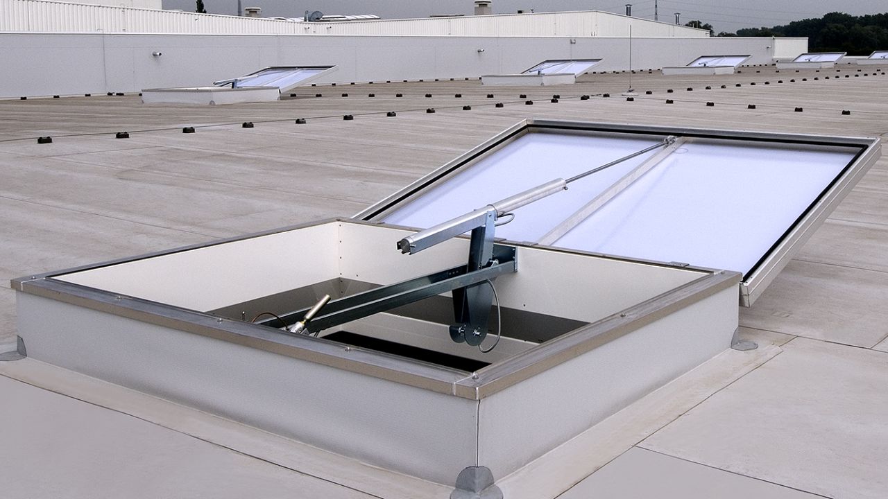 Désenfumage des bâtiments industriels à Tanger : solutions mécaniques vs. naturelles